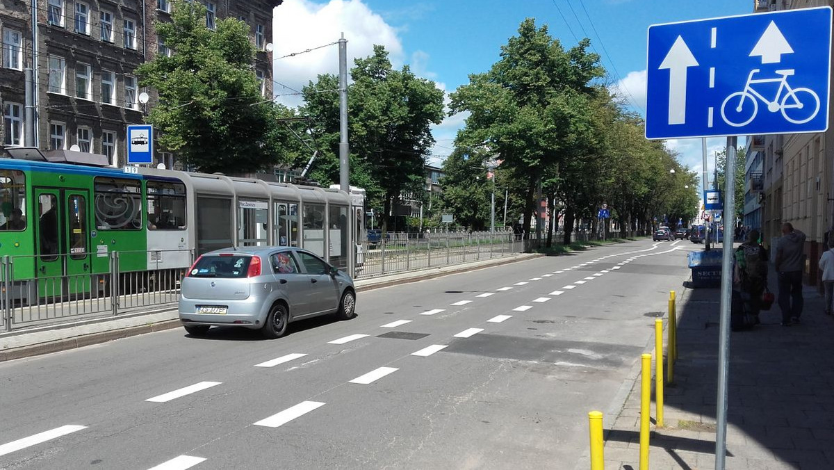 Zwężenia do jednego pasa ruchu, trasy rowerowe i parkowanie według nowych zasad - tak wygląda ulica 3 maja w Szczecinie po zakończonych pracach. Zmiany to część koncepcji "Rowerowa Rewolucja", która zajęła drugie miejsce w Szczecińskim Budżecie Obywatelskim w 2015 roku.