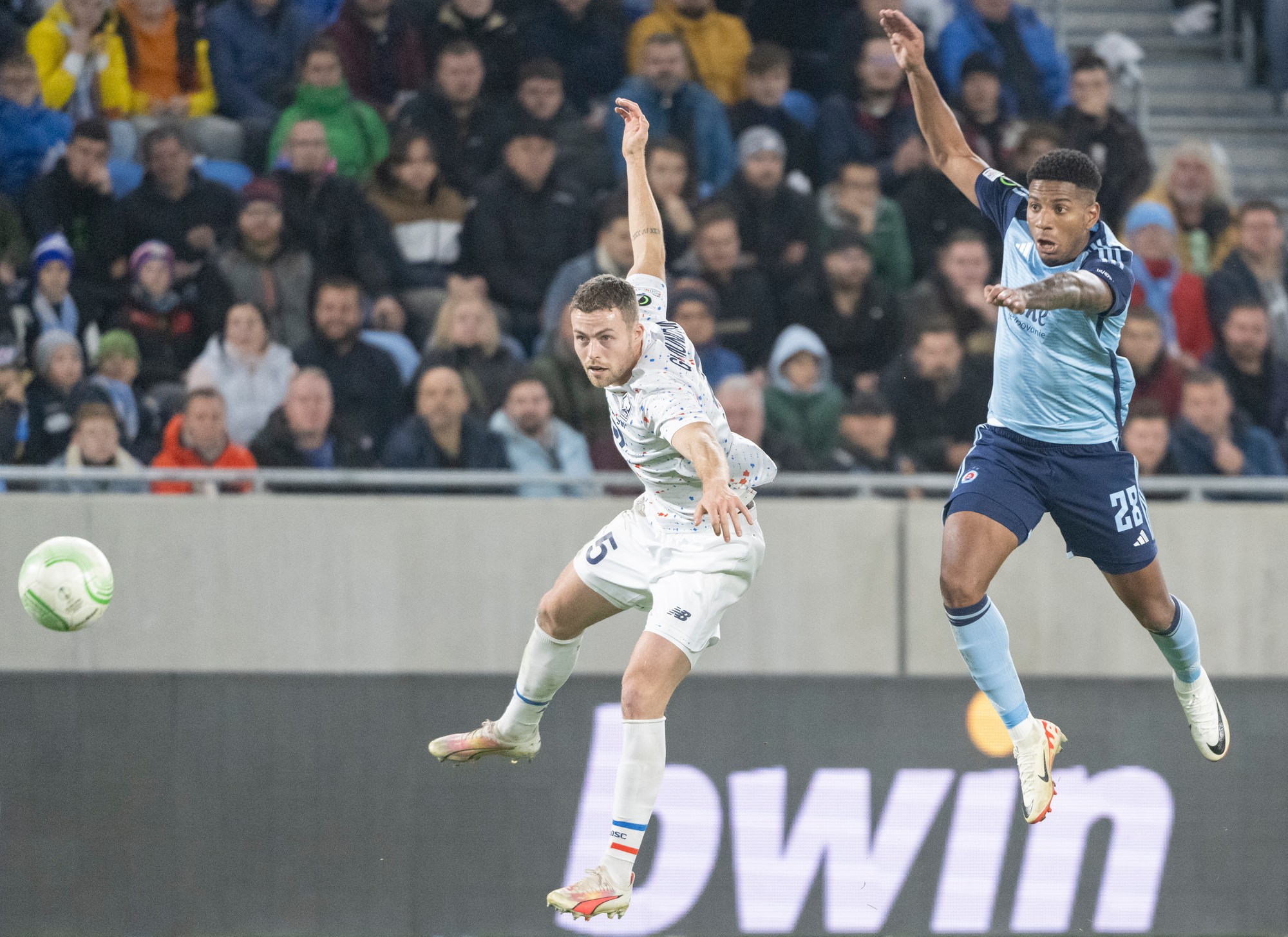 Sprava Cesar Blackman (ŠK Slovan Bratislava) a Gabriel Gudmundsson (OSC Lille).