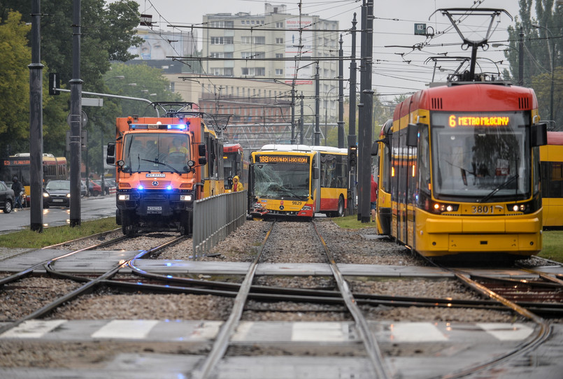 Jak poinformowały Tramwaje Warszawskie w komunikacie przesłanym PAP, motorniczy, zgodnie z nałożonym obowiązkiem, okazał zainteresowanie zamieszaniem panującym w wagonie i podjął próbę odseparowania jego uczestników od reszty pasażerów