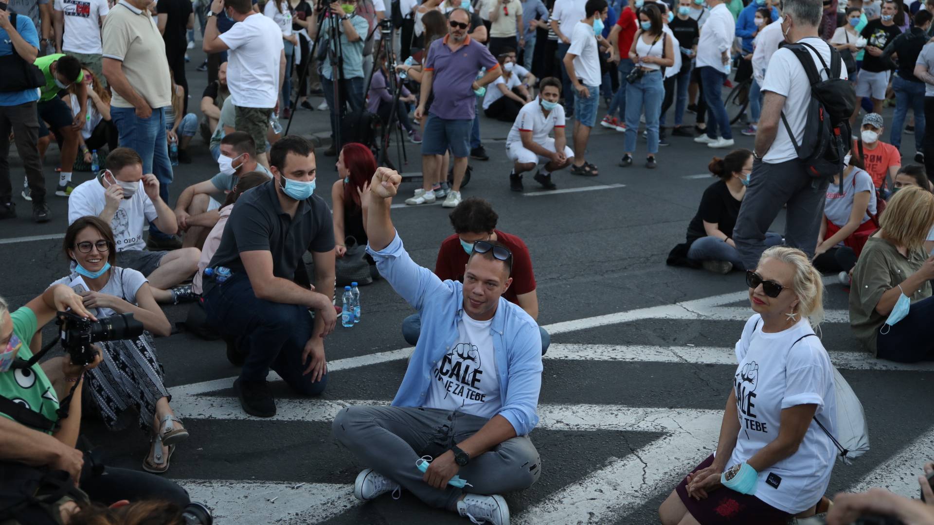 Momak, simbol protesta u majici "Ćale, ovo je tebe" pozdravljen ovacijama