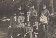 Członkowie Tymczasowego Komitetu Rewolucyjnego Polski. W środkowym rzędzie drugi od lewej siedzi Feliks Dzierżyński, obok Julian Marchlewski, 1920 r.