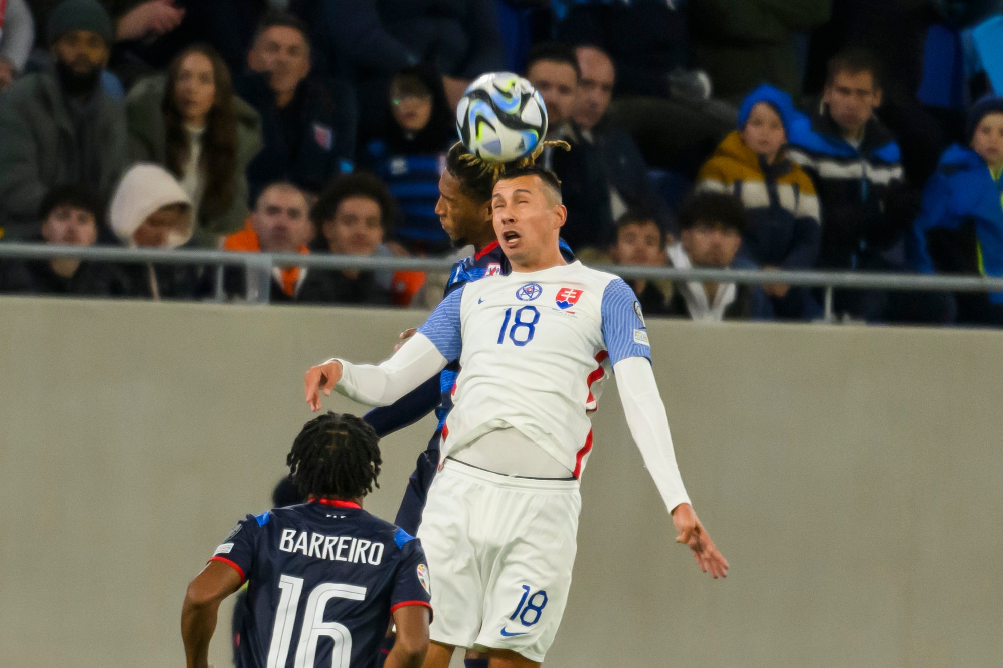 Zľava Leandro Barreiro, Gerson Rodrigues (obaja Luxembursko) a Ivan Schranz (Slovensko).