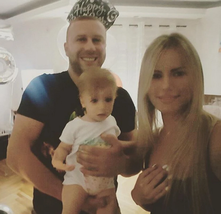 Pevač sa ženom i naslednicom