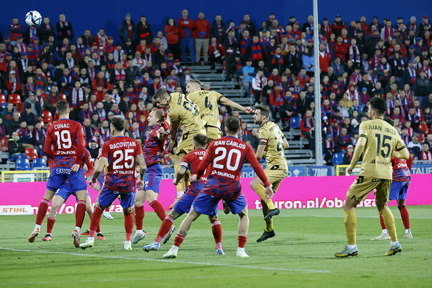 Zawodnik Widzewa Łódź Mateusz Żyro (góra) podczas meczu 13. kolejki piłkarskiej Ekstraklasy z Rakowem Częstochowa