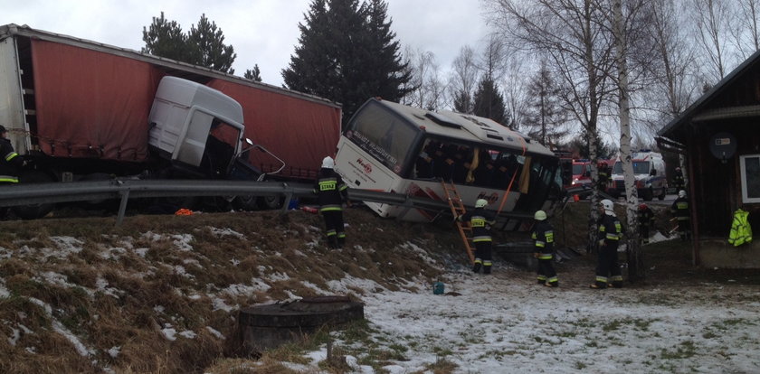 Tir uderzył w autobus. Pasażer: wszystko zalała krew...