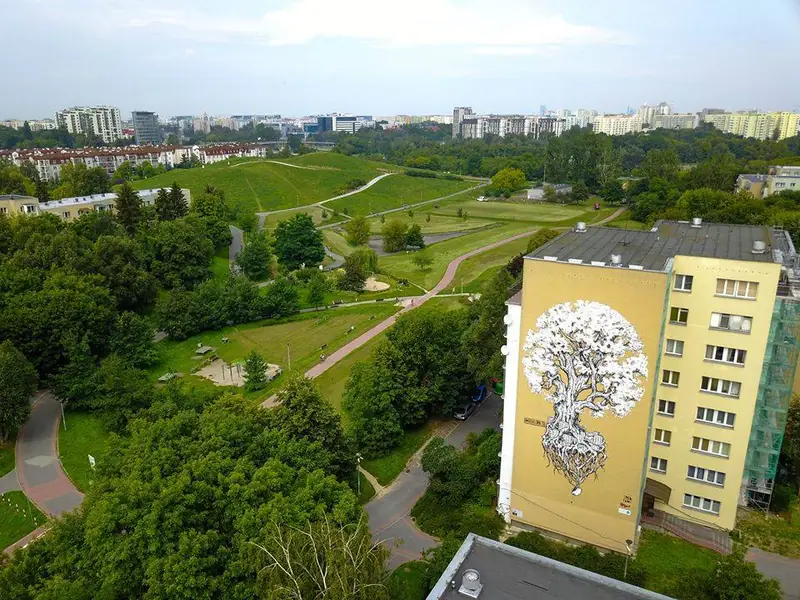 Mural z kwitnącym drzewem