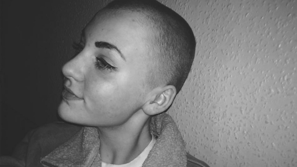 Niamh Baldwin, 14-latka z Kornwalii, postanowiła oddać swoje piękne, długie blond włosy na peruki dla chorych na raka. Za piękny gest zamiast słów uznania, w szkole otrzymała karę. Postawa placówki wzbudziła wiele głosów sprzeciwu.