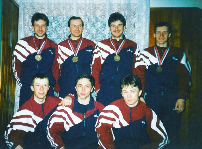 Stoją od lewej: Tomasz Sikora, Jan Ziemianin, Wiesław Ziemianin, Wojciech Kozub. W 1997 roku w Osrblie wywalczyli w tym składzie brąz MŚ w biegu drużynowym.
