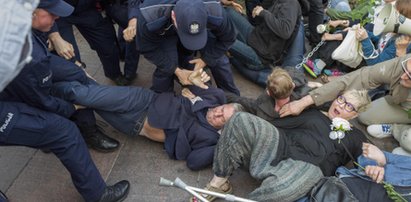 Frasyniuk odpowie za naruszenie nietykalności policjanta