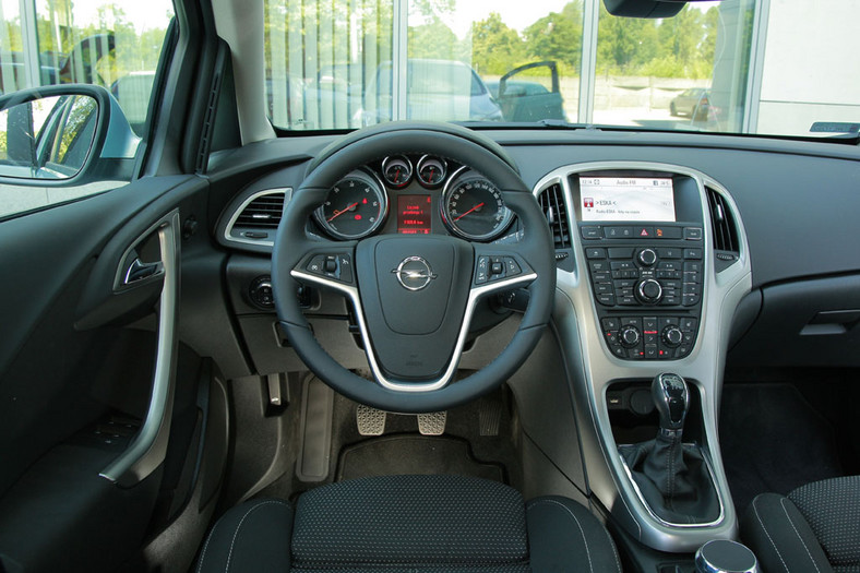 Opel Astra kontra Fiat Bravo i Seat Leon: Czy to jest przedszkole sportowych kompaktów?