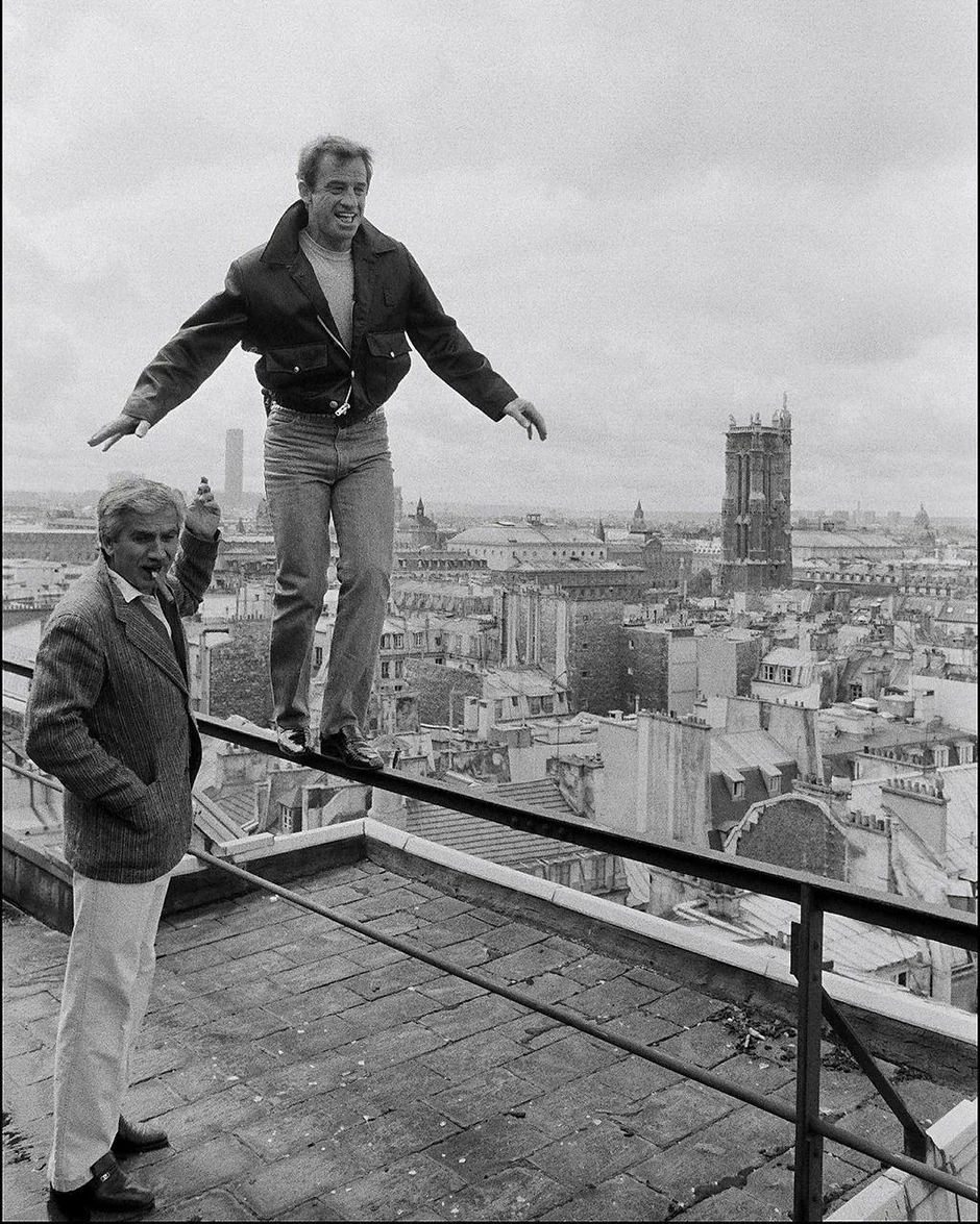 Belmondo sa bratom Alanom, dok testira ravnotežu na setu još jednog njegovog akcionog hita Marginalac iz 1983. | Foto: Getty Images