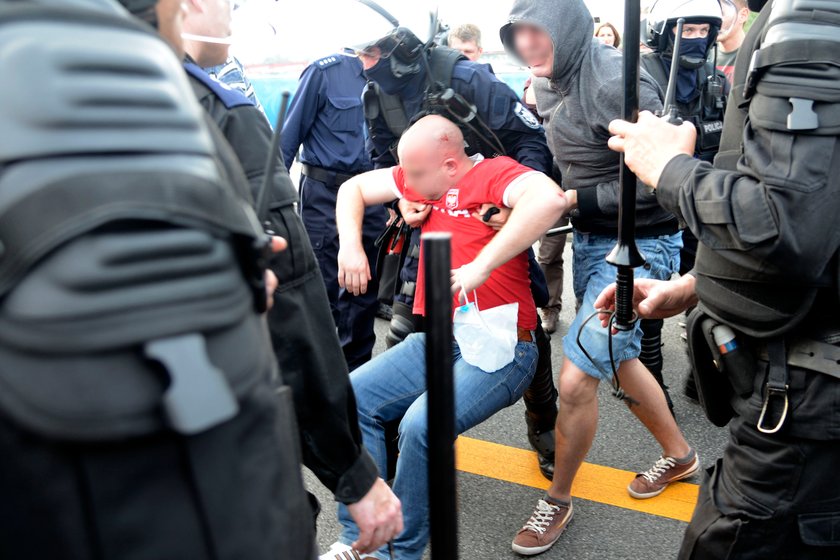 Policjanci zatrzymali ponad 150 chuliganów, w tym m.in. Algierczyka czy Węgra