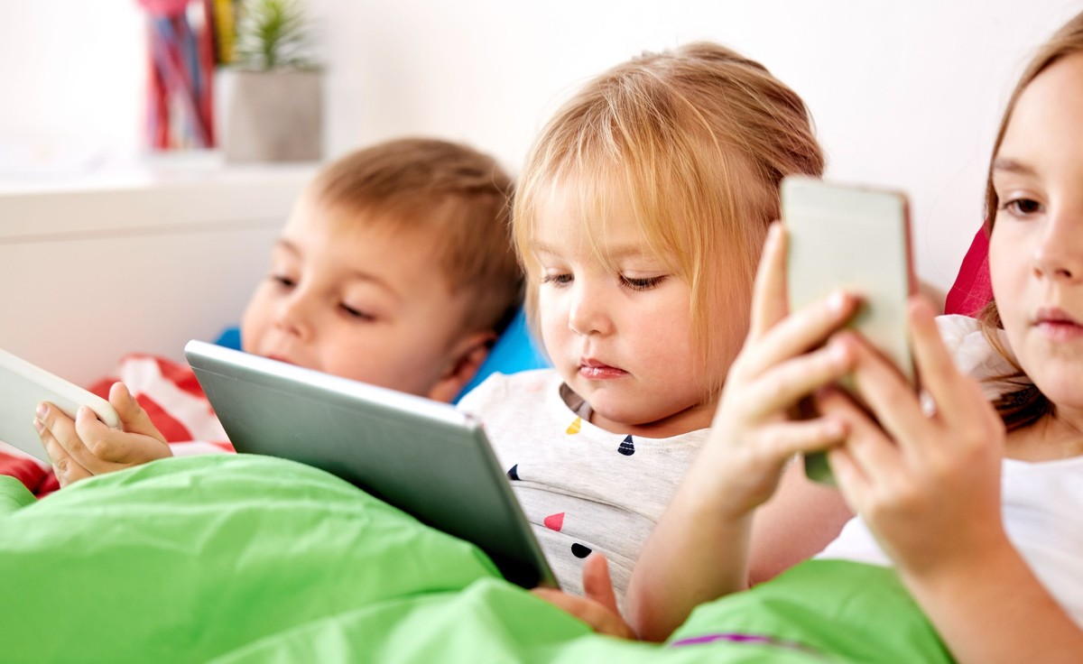 Szyja smartfonowa. Problem, który się leczy u dzieci