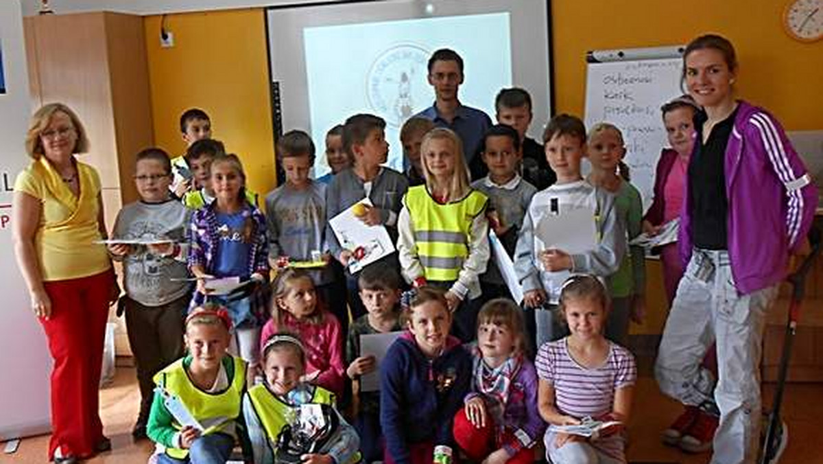 Podczas spotkania w zespole edukacyjnym w Skwierzynie mistrzyni świata zachęcała uczniów do noszenia kamizelek i odblasków. Dzieciaki były zachwycone - informuje "Gazeta Lubuska".