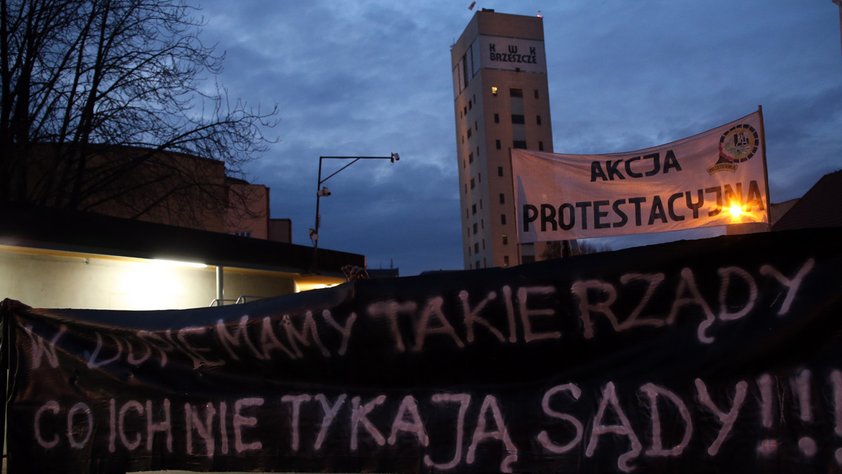 Do protestujących górników z 14 kopalń Kompanii Węglowej dołączyli w czwartek pracownicy Jastrzębskiej Spółki Węglowej - poinformował rzecznik śląsko-dąbrowskiej Solidarności Grzegorz Podżorny.