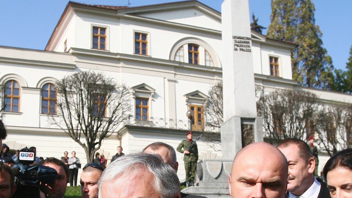 Myślę, że byłoby najlepiej, gdybym pojechał na listopadowy szczyt UE razem z premierem Donaldem Tuskiem - powiedział prezydent Lech Kaczyński na konferencji prasowej w Ostrołęce.