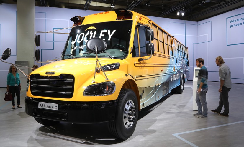 Elektryczny szkolny autobus produkcji USA - Saf-T-Liner firmy Thomas