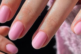 Ovog leta STRAWBERRY MILK MANIKIR biće apsolutni hit! Izmišljen je za trendi ljubiteljke minimalizma i suptilnu eleganciju