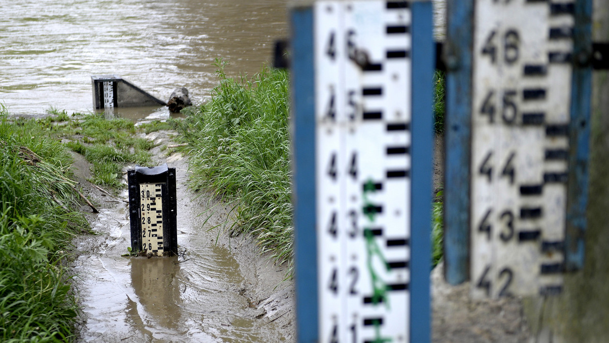 W potokach i rzekach na terenie powiatu nowotarskiego gwałtownie przybywa wody. Sytuacja stała się na tyle poważna, że miejscowy starosta ogłosił pogotowie przeciwpowodziowe.
