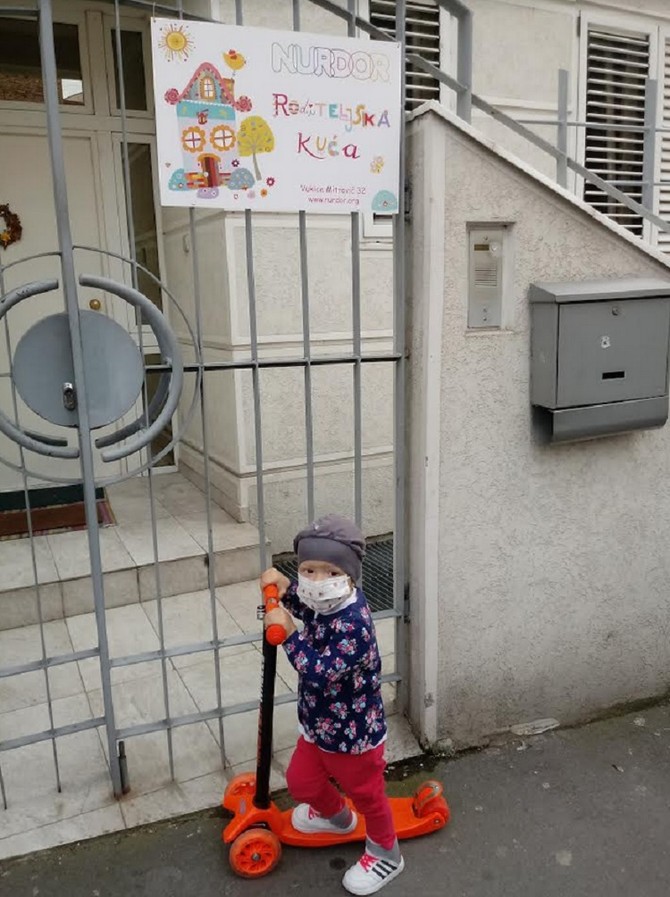 Danica ispred Roditeljske kuće