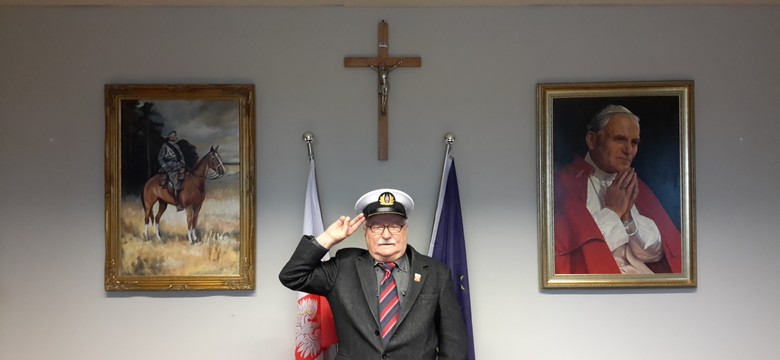 ZDJĘCIE, które podbija internet. Lech Wałęsa salutuje pod krzyżem... O co chodzi?