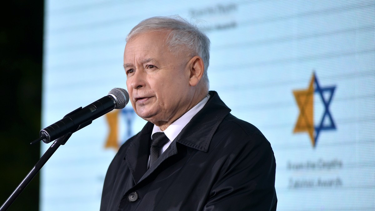 Jarosław Kaczyński potępił antysemityzm i mówił o "wielkim" państwie Izrael – napisały amerykańskie gazety "New York Times" i "Washington Post", cytując agencję Associated Press. Szefa Prawa i Sprawiedliwości nazwano "najbardziej wpływowym polskim politykiem".