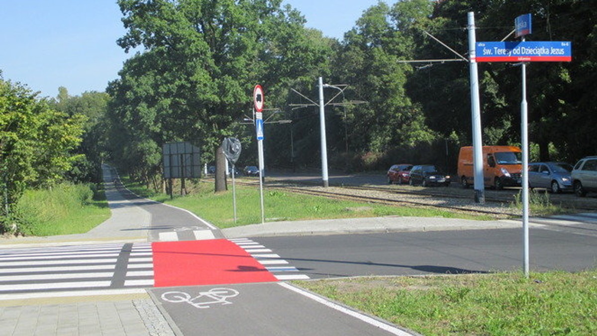 Rowerzyści w najbliższych tygodniach dostaną do dyspozycji nowe drogi rowerowe w trzech rejonach Łodzi. Od piątku mogą korzystać z ponad dwukilometrowego odcinka, wzdłuż Zgierskiej między Pojezierską a Rondem Biłyka.