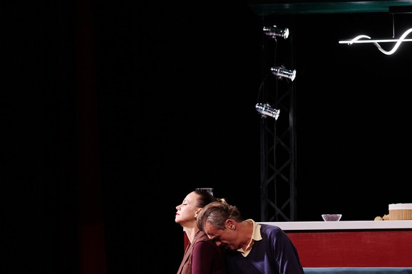 "Najbolje pozorište je kad možeš komotno da se razgaćiš":  Sergej Trifunović o predstavi "Ljudi odozgo" koja OTKRIVA SVE ŠTO PREĆUTKUJEMO