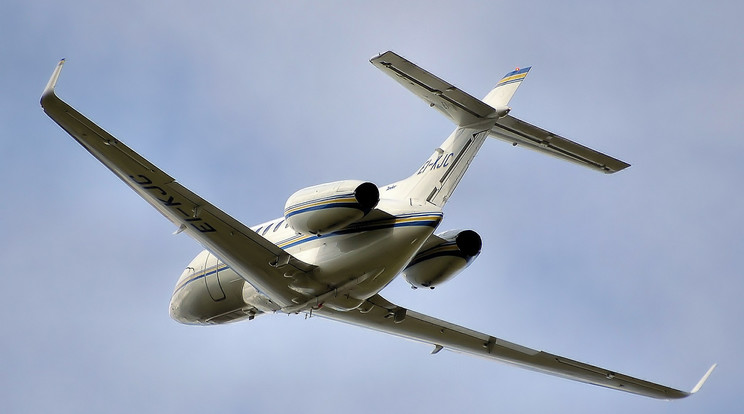 Az autók között landolt a repülőgép / Illusztráció: Pixabay