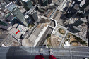 Widok z pomostu na szczycie CN Tower w Toronto, fot. Reuters