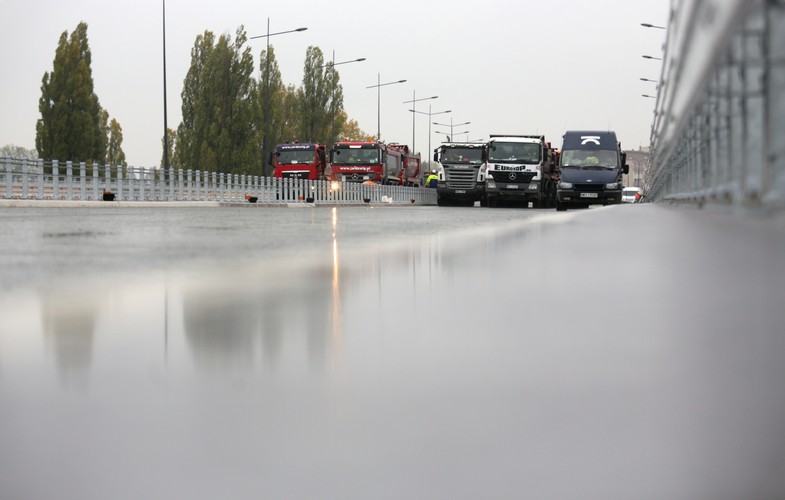 nadzór budowlany ma wejść na most 27 października. Jeżeli ostania kontrola przebiegnie bez komplikacji, to most może zostań otwarty dzień później. <br><br>Fot. (mr) PAP/Leszek Szymański