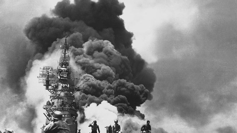 Skutki ataku kamikaze – USS Bunker Hill płonie