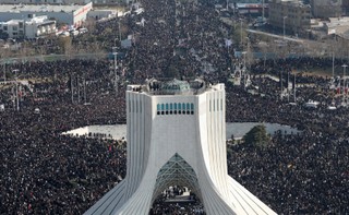 Wybuch paniki na pogrzebie Sulejmaniego. Są ofiary