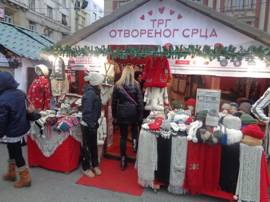 Vuneni džemperi, prsluci, čarape i kape sa Zlatibora