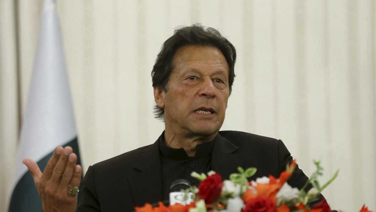 Oburzające słowa Imran Khan wypowiedział podczas wywiadu na żywo transmitowanego przez państwową telewizję - premier Pakistanu stwierdził, że liczne przypadki przemocy wobec kobiet to efekt rosnącej "obsceniczności" w społeczeństwie, za którą z kolei oskarżył m.in. hollywoodzkie filmy. Premier poradził obywatelkom Pakistanu, aby przestały "kusić" mężczyzn, bo nie każdego cechuje silna wola.