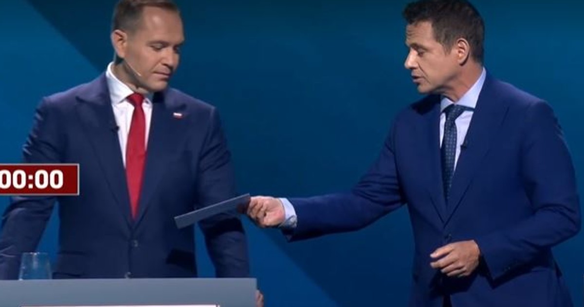 Tajemnica koperty z debaty rozwiązana. Oto co Rafał Trzaskowski wręczył Karolowi Nawrockiemu