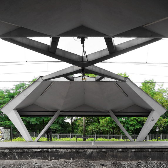 Charakterystyczne betonowe zadaszenia peronów. Fot. Radek Kołakowski from Warszawa, Poland, CC BY 2.0, via Wikimedia Commons