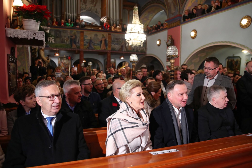 Koncert kolęd i pastorałek w parafii pod wezwaniem Dobrego Pasterza w Istebnej. Od lewej: wiceminister rodziny, pracy i polityki społecznej Stanisław Szwed, Agata Kornhauser- -Duda, prezydent Andrzej Duda i ks. Tadeusz Pietrzyk, 26 grudnia 2019 r.