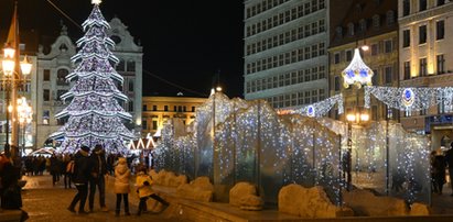 Bez przemówień, tradycyjnego odliczania i... bez wrocławian. Choinka rozjaśniła wrocławski Rynek