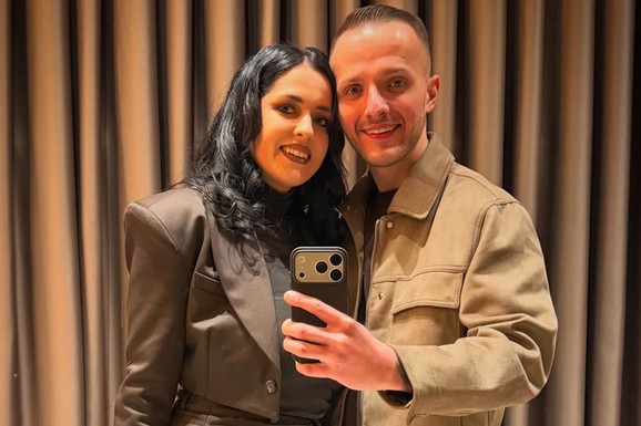 PEVAČ ČEKA DRUGO DETE SA POLICAJKOM Ljubio 18 godina stariju koleginicu, pa oženio lepu crnku: "Nisam imao posao kada smo se upoznali"