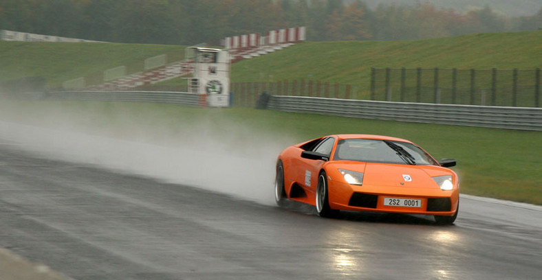 Autodrom Most: sportowe rakiety w deszczu (fotogaleria)