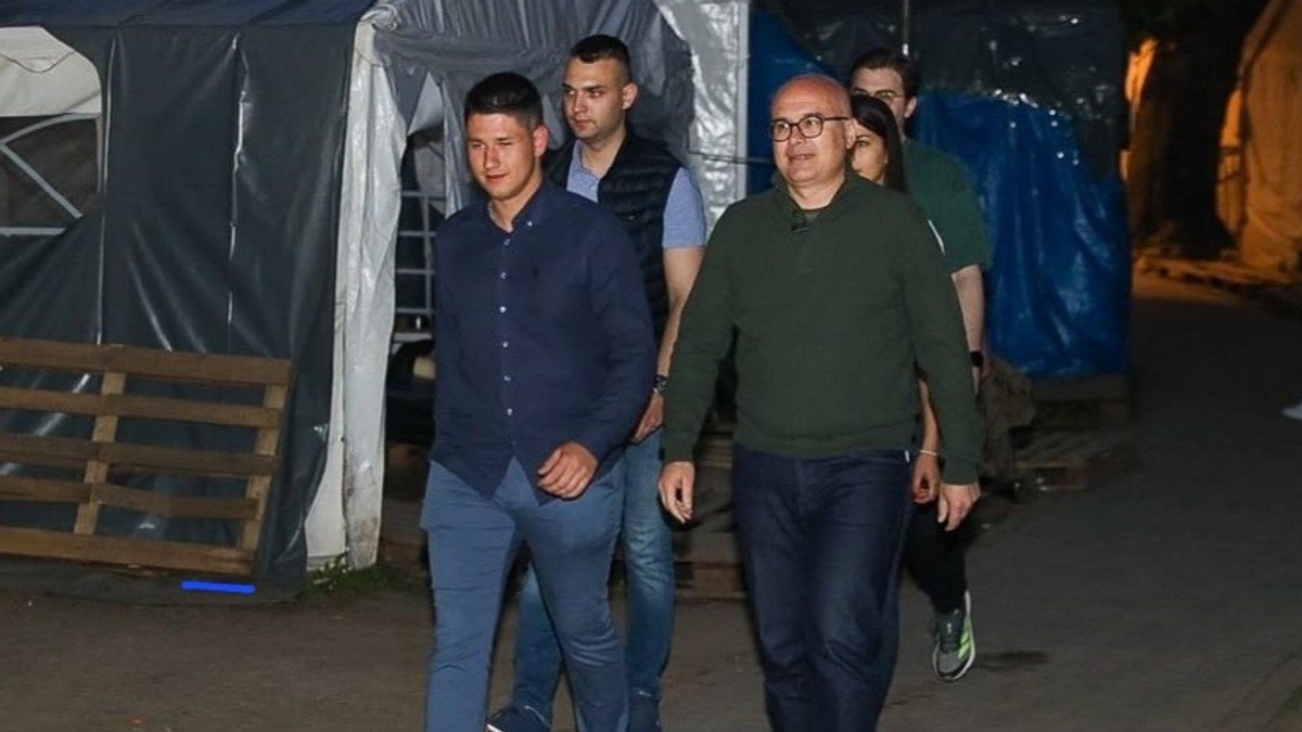 Miloš Vučević sa studentima u Pionirskom parku