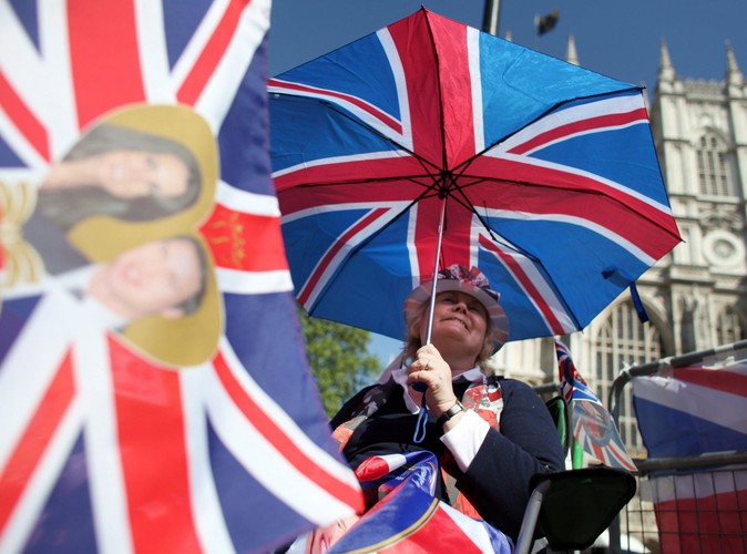 Oczekujący na ślub księcia Williama i Kate Middleton chroni się przed słońcem. W dzień ślubu parasol także się przyda - ma padać!