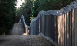 "Tak działa zapora na granicy z Białorusią". Wiceszef MSWiA pokazał nagranie