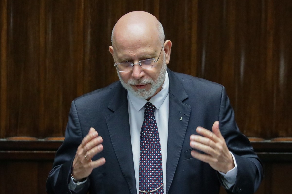 Warszawa, 25.06.2025. Szef KRRiT Maciej Świrski na sali plenarnej Sejmu w Warszawie, 25 bm. W drugim dniu posiedzenia izba zajmie się m.in. rządowym projektem nowelizacji ustawy o inwestycjach w zakresie elektrowni wiatrowych. Posłowie wysłuchają ponadto sprawozdania Krajowej Rady Radiofonii i Telewizji z działalności w 2024 r. oraz informacji o działalności Rady Mediów Narodowych w 2024 r. (amb) PAP/Tomasz Gzell