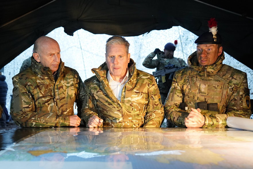 Poseł John Healey i lider opozycji Keir Starmer, typowany na następnego premiera, odwiedzają brytyjskich żołnierzy w trakcie manewrów NATO w Estonii. 21 grudnia ub. r.