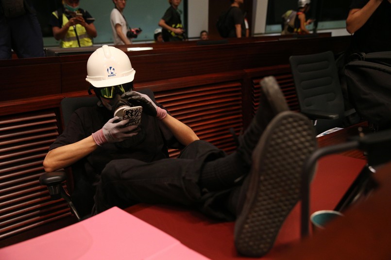 Po kilku godzinach prób grupie przeciwników nowelizacji prawa ekstradycyjnego udało się włamać do siedziby Rady Legislacyjnej – relacjonuje publiczna rozgłośnia RTHK. Protestują oni przeciwko umożliwieniu przekazywania podejrzanych Chinom kontynentalnym. Gdy dostali się do środka, zaczęli demolować wnętrze budynku, niszcząc kamery monitoringu i malując na ścianach m.in. hasła z żądaniem dymisji szefowej administracji Hongkongu Carrie Lam. Wdarli się również na salę obrad, gdzie zamalowali czarną farbą symbol specjalnego regionu administracyjnego Hongkong.