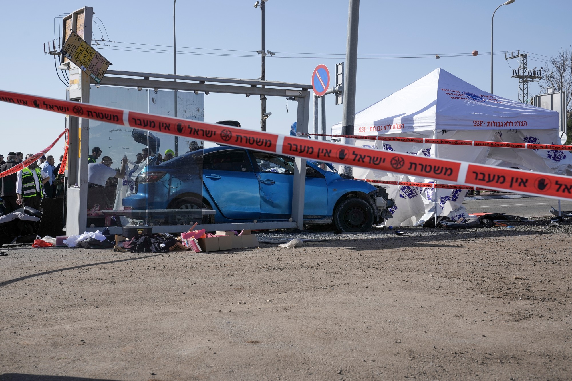 Členovia záchranného tímu Zaka pracujú na mieste, kde auto vrazilo do chodcov na autobusovej zastávke 10. februára 2023 v Ramote, židovskej osade vo východnom Jeruzaleme.