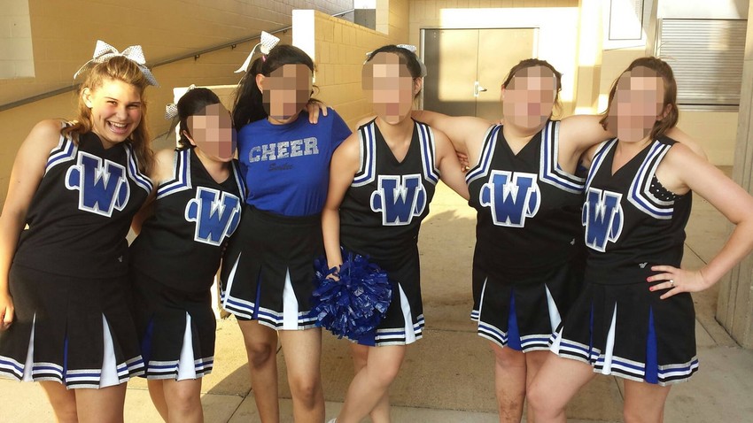 Ši u svom timu navijačica (prva s leve strane)