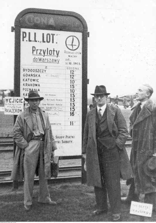 Pasażerowie przed tablicą rozkładu lotów na lotnisku, rok 1933